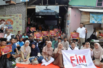Bagikan Paket Lebaran, FIM Jakarta Hadirkan Senyum Kebahagiaan untuk Warga Kampung Pemulung