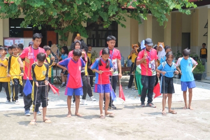 Mahasiswa Hibah MBKM Perkenalkan Permainan Tradisional kepada Peserta Didik di KKG SDN Banjarsari Surakarta