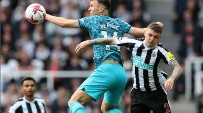 Newcastle United Pesta Gol  ke Gawang Tottenham Hotspurs