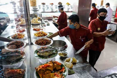 Rumah Makan Padang Kok yang Masak Bukan Orang Minang? Protes Nih