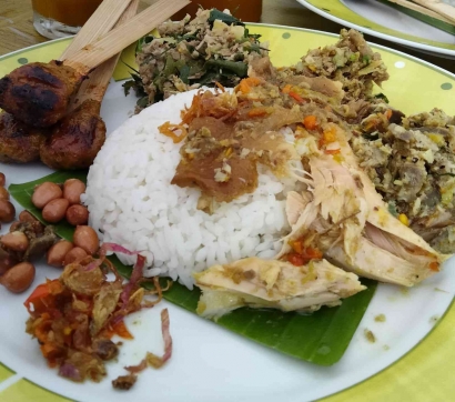 Nasi Lawar Versi Halal, Kuliner Otentik Bali Ramah Toleransi