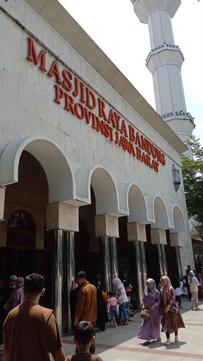 Sholat Jumat di Masjid Raya Bandung