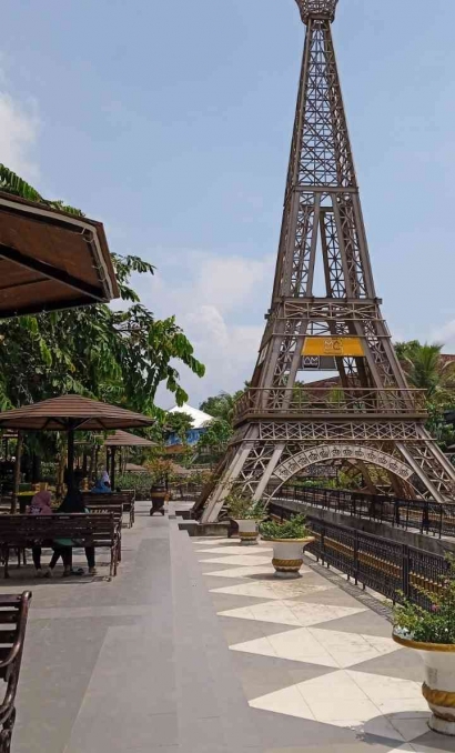 Chill n Heal: Menikmati Pecel di Bawah Menara Eiffel