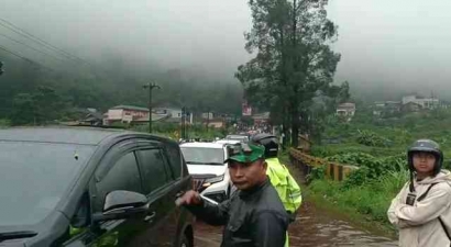 Doulu Banjir Akibatkan Lalulintas Macet, Babinsa Koramil 03/Berastagi Bantu Urai Kemacetan