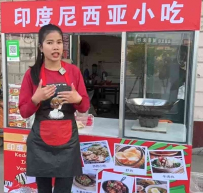 Menjual Rendang dan Ayam Goreng di Desa China