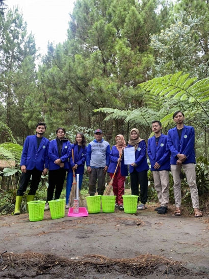 Keren! 8 mahasiswa UM Berhasil Melalukan Pengabdian Masyarakat di Objek Pariwisata Coban Parang Tejo