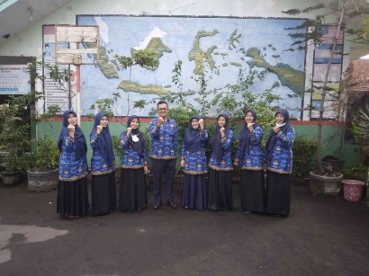 Hari Pertama Sekolah: THR Saya Dirazia Emak, Bu!