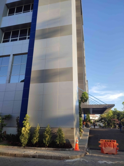 Fasilitas Penunjang bagi Penyandang Disabilitas di Lingkungan Gedung Kuliah Bersama (GKB) Universitas Airlangga