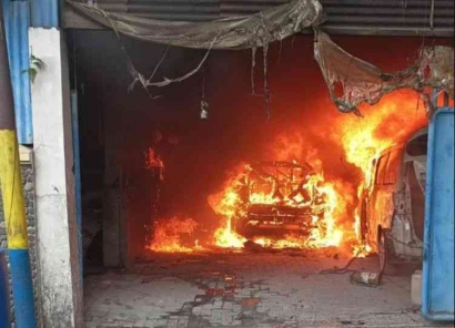 Kebakaran Bengkel Mobil Wilayah Jalan Raya Pulo Gebang, Mengakibatkan Dua Ruko Berkeimbas