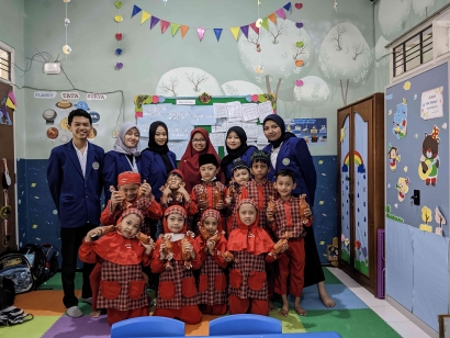 Mahasiswa UM Kenalkan Pembentukan Karakter Melalui Metode Pembelajaran Fun-Learning dan Visualisasi di TK Islam Terpadu As-Salam