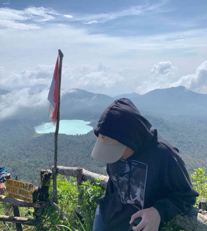 Keeksotisan Telaga Bodas dari Puncak Gunung Sagara