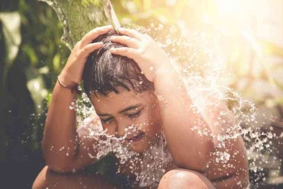 Rahasia Kesehatan Tersembunyi: Nikmati Manfaat Luar Biasa dari Mandi Air Hangat Setiap Hari