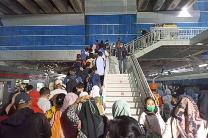 Tangga Tambahan di Stasiun Manggarai, Sebuah Solusi Sia-sia?