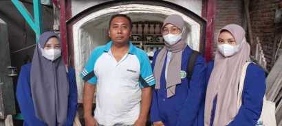 Mahasiswa UM Melakukan Kegiatan Pengabdian Masyarakat di Kampung Wisata Keramik Dinoyo