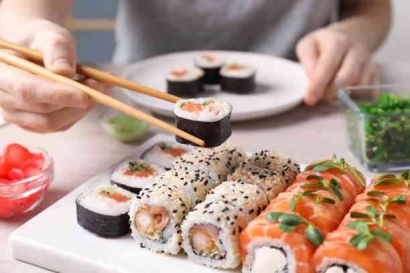 Masih Makan Sushi Pakai Sumpit, Ternyata Begini Cara yang Benar Menurut Etika Orang Jepang