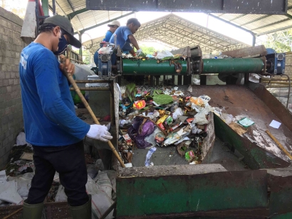 BUMDes: Pengelolaan Sampah Sebagai Potensi Ekonomi Kreatif Desa Panggungharjo