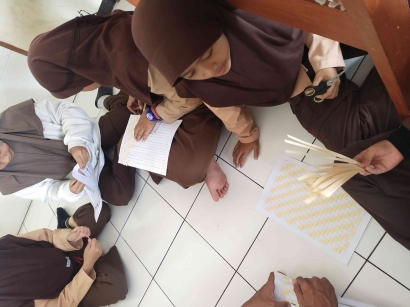 Pemanfaatan Kertas Bekas sebagai Sarana Belajar Kriya Anyam Siswa di SDIT Daarul Huda