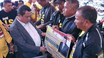 Anggota DPR RI Lamhot Sinaga Memberikan Bantuan Alsintan ke Warga Sipahutar, Tapanuli Utara