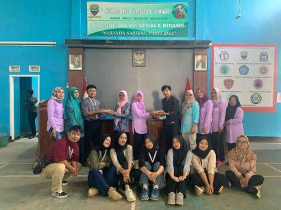 Peduli Stunting: Mahasiswa Kelompok 9 P2MB UPI Tahun 2023 Desa Sundamekar Lakukan Gerakan Berbagi Telur
