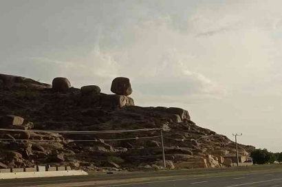 Batu-batu Berdiri di Arab Saudi Bagian Selatan