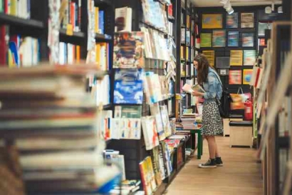 Offline Bookstore Mangkrak Imbas Online Bookstore atau Praktik Buku Bajakan?