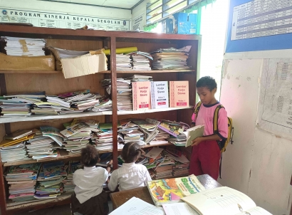Pemberian Buku oleh Pemerintah Papua kepada Sekolah-sekolah yang Tidak Tepat Sasaran