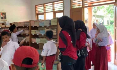 Mahasiswa Kelompok 14 P2MB UPI Kampus Sumedang Mengaktifkan Kembali Perpustakaan SDN Karangmulya yang Sudah Lama Terbengkalai