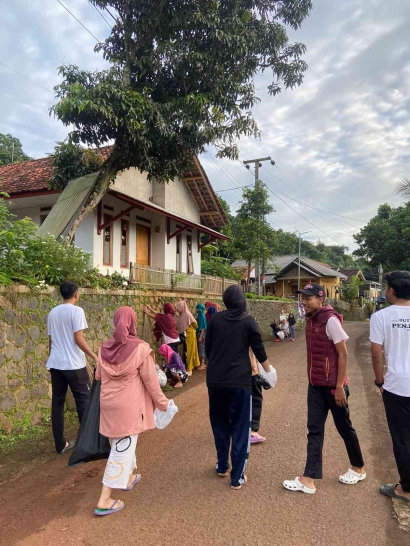 Mahasiswa P2MB UPI Kampus Sumedang Melakukan Kegiatan Jumat Bersih bersama Masyarakat Desa Karangheuleut