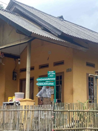 Mahasiswa P2MB UPI Kampus Sumedang Membuat Plang Petunjuk Arah di Desa Karangheuleut