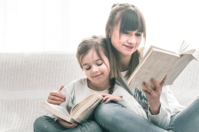 Kebahagiaan dan Tantangan Mengajarkan Keterampilan Membaca pada Anak