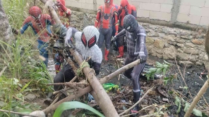 Berkostum Super Hero Spiderman, 7 Pemuda Asal Parepare Bersihkan Sungai Daerah Rawan Banjir