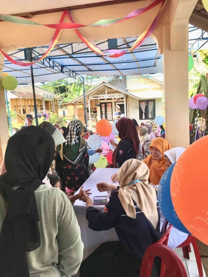 Mahasiswa P2MB UPI Kampus Sumedang Membantu Pelaksanaan Kegiatan Posyandu di Desa Sukatali