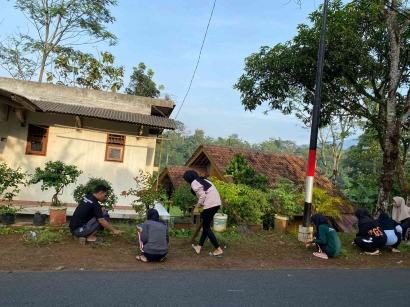 Penyelenggaraan Kegiatan Jumat Bersih di Desa Malaka