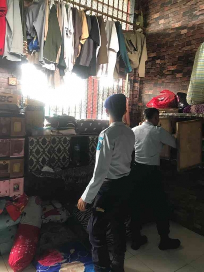Cegah Gangguan Kamtib Selama Libur Nasional, Petugas Lapas Narkotika Samarinda Geledah Kamar Hunian