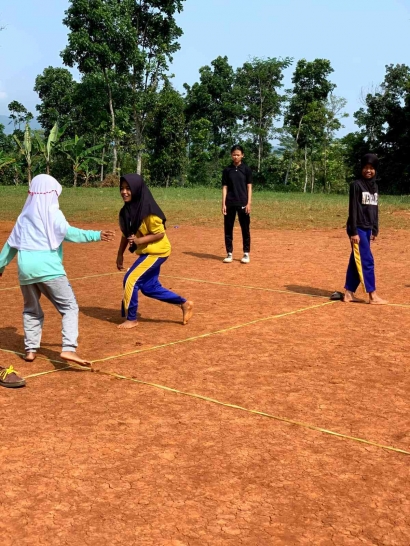 Melestarikan Permainan Tradisional Galah Asin (Gobak Sodor) yang diadakan oleh Mahasiswa P2MB UPI Kampus Sumedang di Desa Cigintung