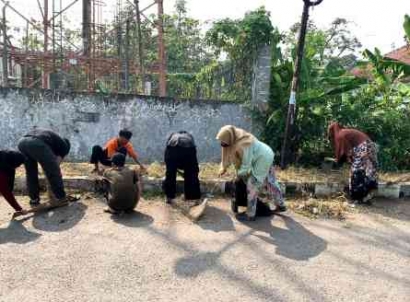 Mahasiswa P2MB UPI Bergotong Royong Dalam Menjaga Lingkungan yang Sehat dan Bersih di Desa Sumberjaya, Majalengka