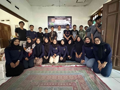 Pemberdayaan Remaja Masjid Desa Banyuanyar untuk Berwirausaha Tanaman Aquascape Melalui E-commerce