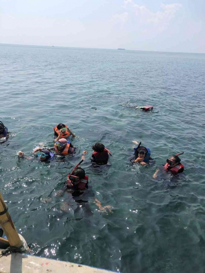 Serunya Menikmati Wisata Bawah Laut di Pulau Liwungan