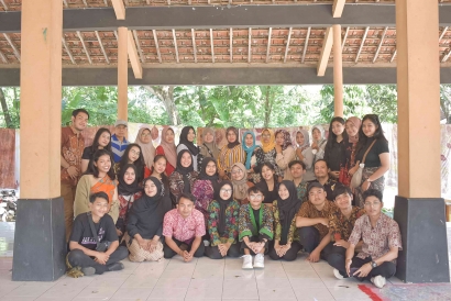 Bisa Jadi Peluang Bisnis! Mahasiswa KKN-T 35 Unesa Adakan Workshop Batik Ecoprint