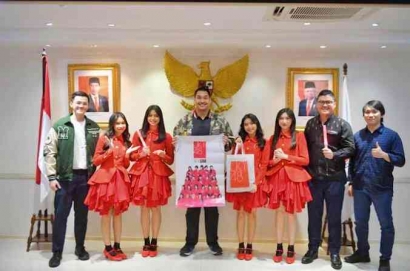 Kolaborasi Menpora Dito Ariotejo dengan JKT48: Branding Kemenpora Menjadi Millenial
