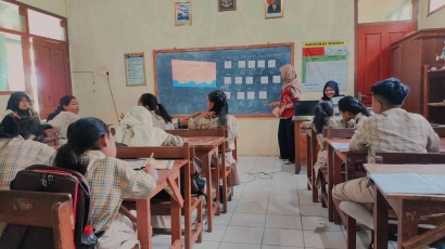 Kreatif! Mahasiswa KKN-T Unesa Lestarikan Budaya Jawa melalui Aksara Jawa di SDN 1 Bajulan