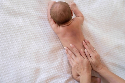 Tips dan Manfaat Memijat Bayi yang Aman dengan Minyak Telon di Rumah