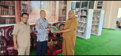 Kepala KP2KP Manggar Serahkan Buku ke Perpustakaan Beltim