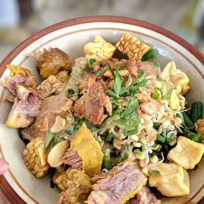 Kulineran Seru di Banyuwangi : Menyantap Rujak Soto dan Tahu Walik