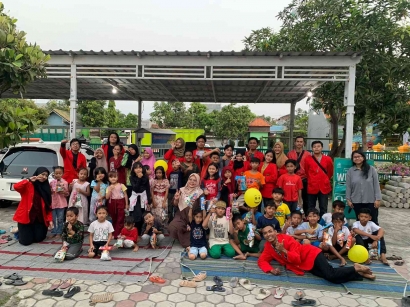 Mahasiswa KKN Untag Surabaya Membuat Inovasi Terkait Pohon Literasi Kepada Warga Medokan Semampir