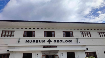 Menapaki Jejak Sejarah Gunung Api di Indonesia dalam Museum Geologi Bandung