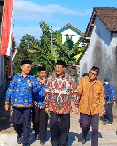 Keikutsertaan Mahasiswa KKM Dalam Menyambut KAKANWIL Kemenag Jawa Timur di MTsN 4 Blitar