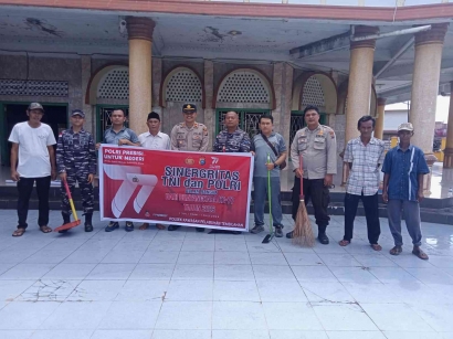 Polsek KSKP Bersama TNI Angkatan Laut Lakukan Gotong Royong Membersihkan Mesjid Al Ghulam Tembilahan