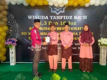 Tips Parenting oleh H. Safrudin Dwi Aprianto, S.Pd di Momen Wisuda Tahfidz SD Muhammadiyah Bungo