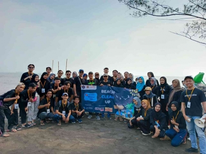 Clean Up! Aksi Bersih-bersih Pantai Upaya Bangkitkan Kesadaran Mahasiswa dan Masyarakat Tegal